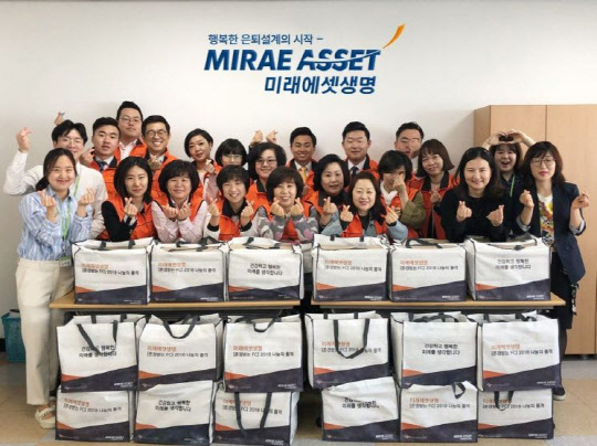 미래에셋생명은 강원지점 FC 20여 명이 저소득층 독거노인을 찾아 봉사활동을 펼쳤다고 11일 밝혔다.  미래에셋생명 제공